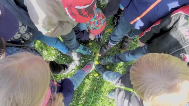 Учні Рахують Риму Шкільному Подвір Високоякісні Кадри Твердим Вмістом Кадрів — стокове відео
