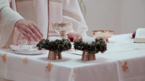 Priester Wijdt Zich Kerk Tijdens Mis Hoge Kwaliteit Beeldmateriaal — Stockvideo