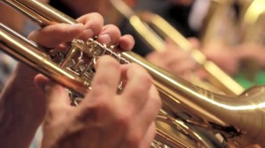 Orkestra provasında pirinç bölümde. Yüksek kaliteli FullHD görüntüler