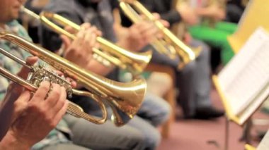 Orkestra provasında pirinç bölümde. Yüksek kaliteli FullHD görüntüler