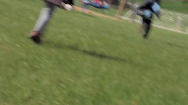 Anaokulunda koşan ve oynayan çocuklar. Yüksek kaliteli FullHD görüntüler