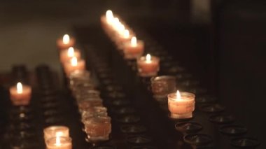 Kilisenin içinde adak mumları. Yüksek kalite 4k görüntü