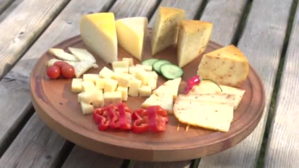Όμορφο Πιάτο Τυρί Και Λαχανικά Υψηλής Ποιότητας Υλικό Fullhd — Αρχείο Βίντεο
