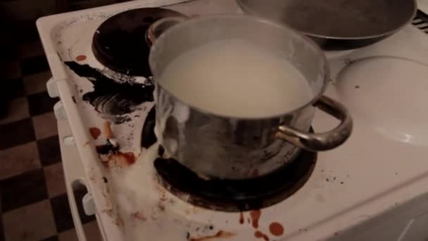 Vaření Mléka Rozlití Špinavé Troubě Vysoce Kvalitní Fullhd Záběry — Stock video