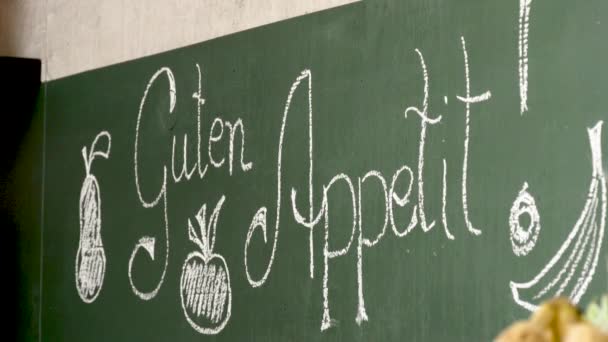 Tablica Guten Appetit Cieszyć Się Posiłkiem Wysokiej Jakości Materiał Filmowy — Wideo stockowe