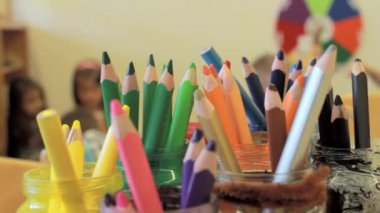 Anaokulundaki renkli kalemler. Yüksek kaliteli FullHD görüntüler