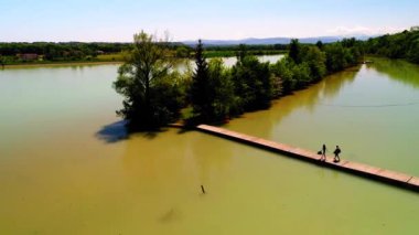 Yukarı Avusturya, Kronstorf yakınlarındaki Enns Nehri 'nde yelkenli limanı. Yüksek kalite 4k görüntü