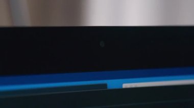 Bilgisayar ekranının yanındaki aktif web kamerasıyla yakın çekim. Yüksek kalite 4k görüntü