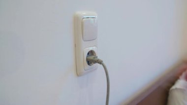 Işık düğmesi ve elektrik prizi takılı. Yüksek kalite 4k görüntü