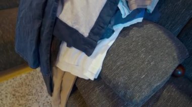 Ütülenecek bir sürü kıyafet. Yüksek kalite 4k görüntü