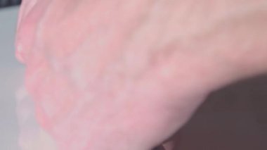 Güç bankası takılıp şarj ediliyor. Yüksek kalite 4k görüntü