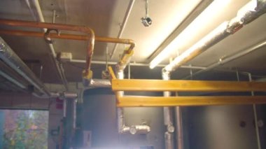 Yalıtım ve bakır boruları olan ısıtma borusu. Yüksek kalite 4k görüntü