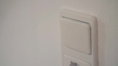 Duvardaki ışık düğmesi açılıp kapanıyor. Yüksek kalite 4k görüntü