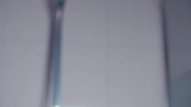 Duş başlığının yavaş çekimleri ve akan suyun kapatılması. Yüksek kalite 4k görüntü