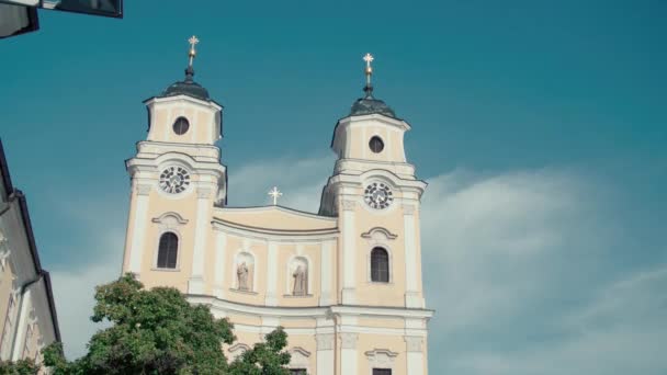 Salzkammergut的Mondsee Basilika天主教巴洛克大教堂 高质量的4K镜头 — 图库视频影像