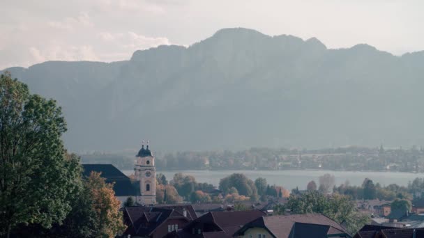 オーストリアのザルツカンマーグートにあるMondseeとDrachenwand山 高品質4K映像 — ストック動画