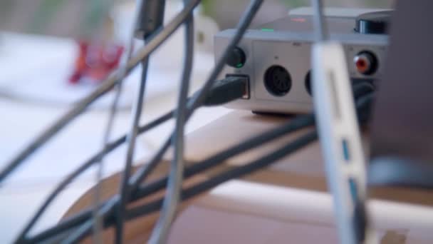 Bir Bilgisayara Bağlı Kablolar Yüksek Kalite Görüntü — Stok video