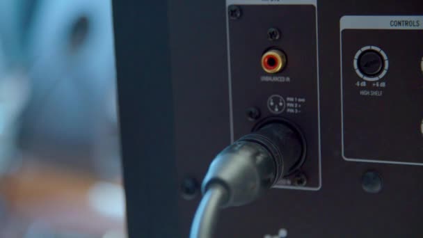 Xlr Audio Kabel Wordt Aangesloten Studio Luidspreker Monitor Hoge Kwaliteit — Stockvideo