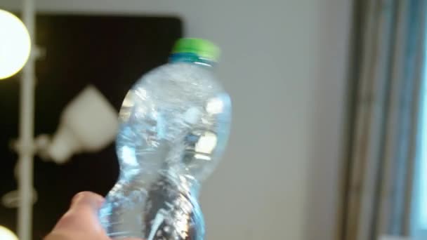 Tangan Gemetar Botol Air Mineral Rekaman Berkualitas Tinggi — Stok Video