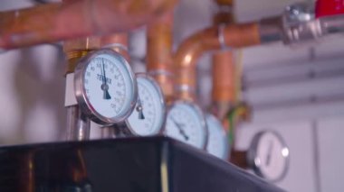 Isı göstergeleri ve kazan dairesindeki bakır borular. Yüksek kalite 4k görüntü