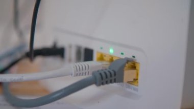Router Ian 'a kablolar bağlandı. Yüksek kalite 4k görüntü
