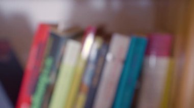 Kitaplarla dolu raflar çeşitli tavalar ve eğimlerle. Yüksek kalite 4k görüntü