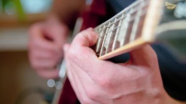 Elektro gitar ve solo çalan bir adam. Yüksek kalite 4k görüntü