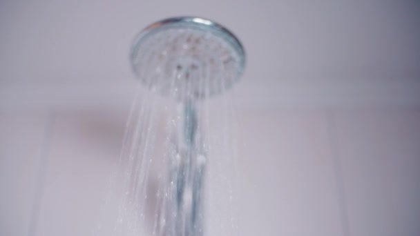 Zpomalený Pohyb Sprchové Hlavy Vypnutou Tekoucí Vodou Vysoce Kvalitní Záběry — Stock video