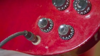 Elektro gitar ve solo çalan bir adam. Yüksek kalite 4k görüntü