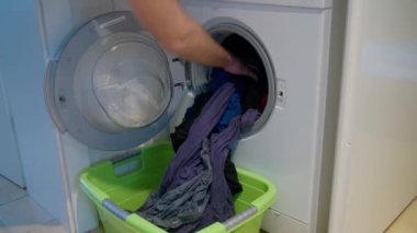 Çamaşır makinesi ıslak çamaşırlarla dolduruluyor. Yüksek kalite 4k görüntü