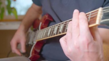 Elektro gitar ve solo çalan bir adam. Yüksek kalite 4k görüntü