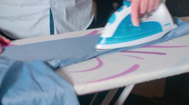 Ütü masasındaki erkek el ütüleme gömleği. Yüksek kalite 4k görüntü