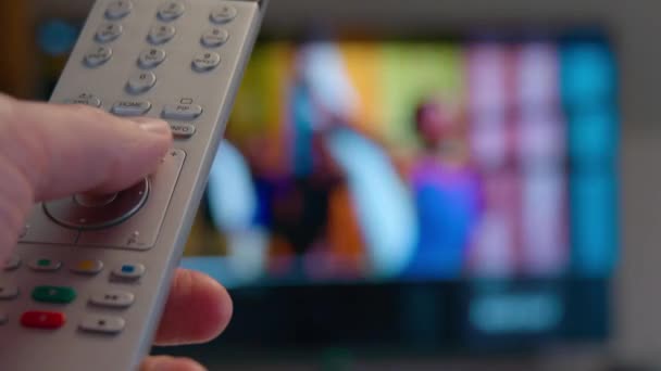 Χέρι Τηλεχειριστήριο Τηλεόρασης Zapping Μέσω Καναλιών Υψηλής Ποιότητας Πλάνα — Αρχείο Βίντεο