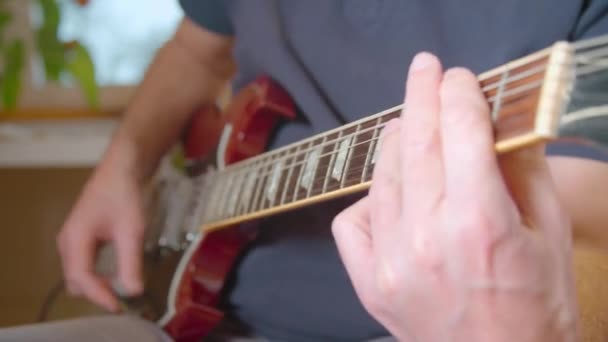 Muž Hrající Elektrickou Kytaru Sólovou Hru Vysoce Kvalitní Záběry — Stock video