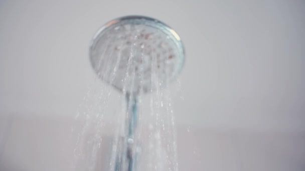 Zpomalený Pohyb Sprchové Hlavy Vypnutou Tekoucí Vodou Vysoce Kvalitní Záběry — Stock video