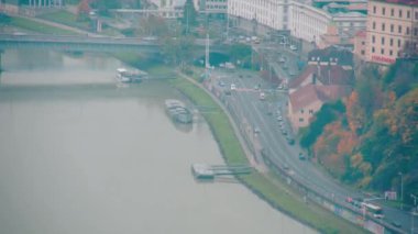 Linz, Yukarı Avusturya 'da trafik yoğunluğu. Yüksek kalite 4k görüntü