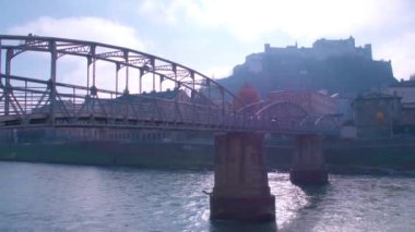Salzburg Mozartsteg köprüsü Salzach nehri ve uçak ağaçları üzerinde. Yüksek kalite 4k görüntü