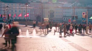 Salzburg 'da Linzergasse' da yolcuların güzel bir zaman çizelgesi var. Yüksek kalite 4k görüntü
