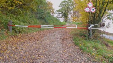 Yasak işaretli kapalı yol. Yüksek kalite 4k görüntü