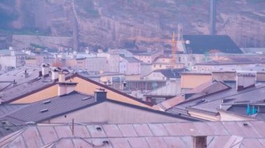 Salzburg manzarası şehrin diğer ucunda ve Kapuzinerberg 'deki antik şehir kapısı. Yüksek kalite 4k görüntü