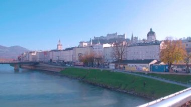 Feingoldsteg Köprüsü 'nde Salzburg aşk kilitleri. Yüksek kalite 4k görüntü