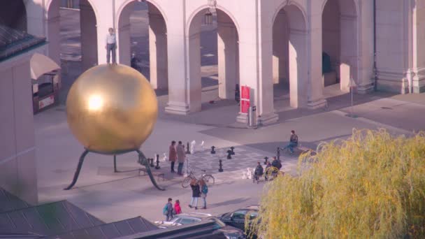 Salzburgo Balkenhol Sphaera Peça Arte Globo Dourado Kapitelplatz Imagens Alta — Vídeo de Stock