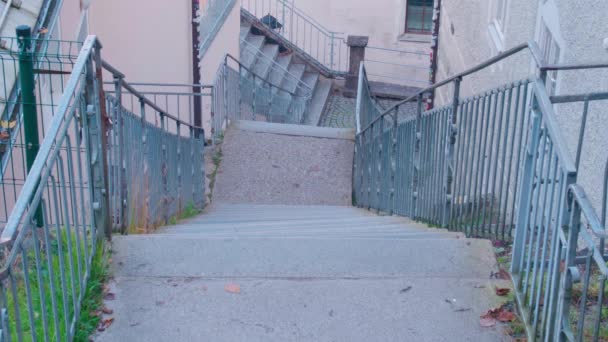 从霍亨萨尔茨堡要塞通往萨尔茨堡市的楼梯 高质量的4K镜头 — 图库视频影像