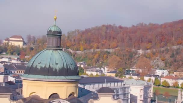 Salzburg Kapuzinerberg Jesienią Patelnią Drugiej Stronie Miasta Wysokiej Jakości Materiał — Wideo stockowe