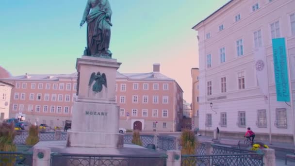 オーストリアのザルツブルクにあるモーツァルト像 高品質4K映像 — ストック動画