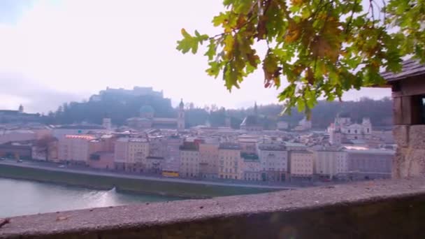 Híres Salzburgi Kilátás Történelmi Város Salzach Folyó Kiváló Minőségű Felvételek — Stock videók