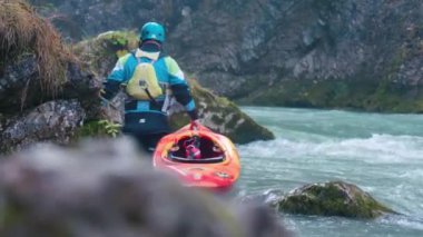 Kano grubu Hinterstoder yakınlarındaki Steyr nehrinde kürek çekiyor. Yüksek kalite 4k görüntü