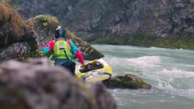 Kano grubu Hinterstoder yakınlarındaki Steyr nehrinde kürek çekiyor. Yüksek kalite 4k görüntü