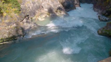 Hinterstoder yakınlarındaki Steyr Nehri 'nde vahşi su. Yüksek kalite 4k görüntü