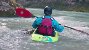 Kano grubu Hinterstoder yakınlarındaki Steyr nehrinde kürek çekiyor. Yüksek kalite 4k görüntü